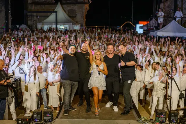 Ein eindrucksvolles Bild mit Natalie Holzner, ihrer Band und den unzähligen Fans in Weiß. | Foto: Peter Goda