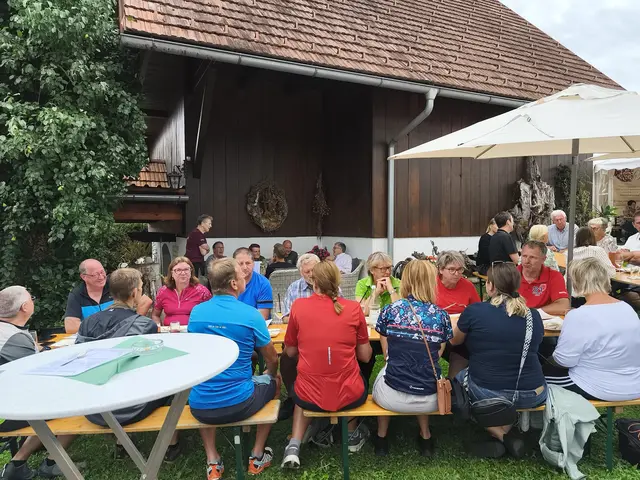 ...die Gäste genossen dieses Hoffest... | Foto: Günther Koch