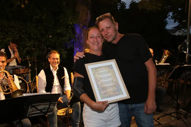 Petra und Richard Leidl, die ein Geschenk erhielten von den Blechblattler. 