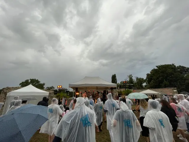 Die Regenpelerinen wurden am Freitag gebraucht, am Sonntag blieb es trocken. | Foto: Binder