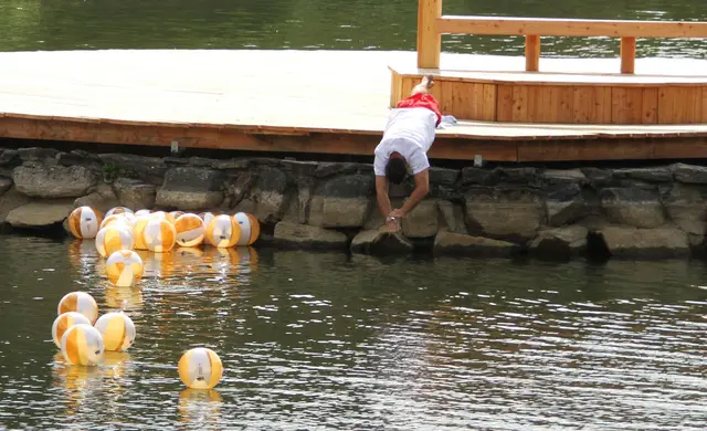 Zuerst übergab Bürgermeister Martin Kramelhofer die Wasserbälle und danach wagte er einen Sprung in den Badesee. | Foto: Peter Seper