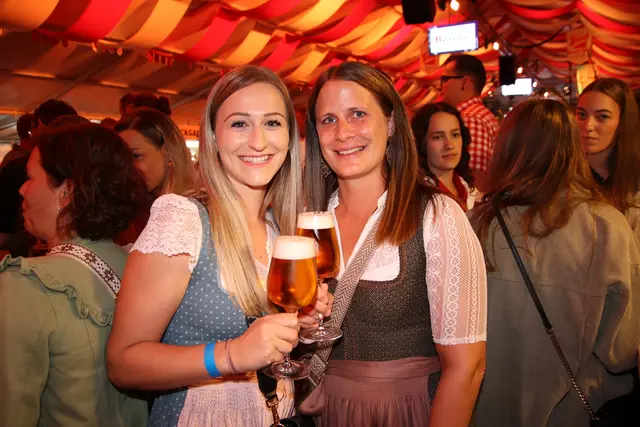 Auch Laura und Eva genossen den ersten Abend beim Landjugendfest.