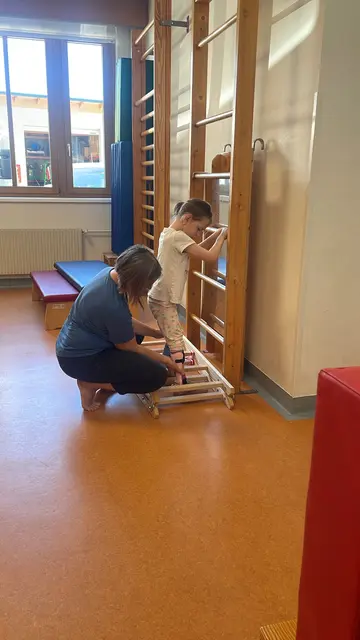 Auch im Förderzentrum in Zwettl erhält Gloria regelmäßig Physiotherapien. | Foto: privat