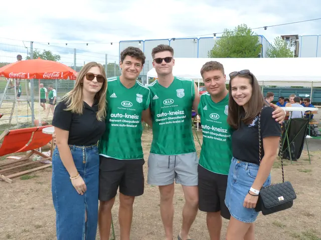 Jungs und Mädels versammelten sich in Stoob um beim Beachvolleyball-Turnier um den Sieg zu kämpfen.  | Foto: Vanessa Wittmann