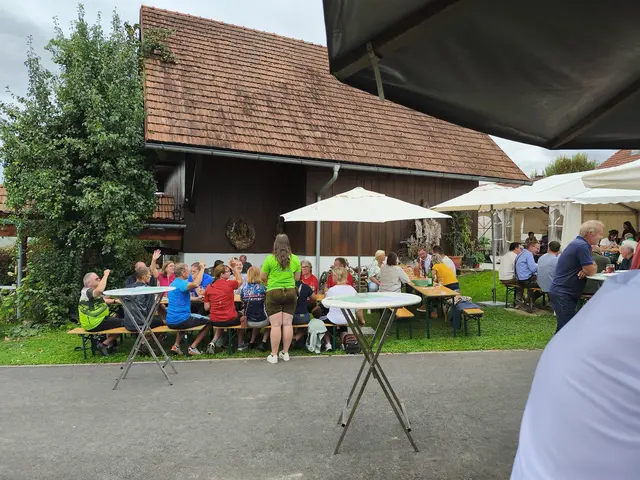 Die motivierten und fleißigen Helfer... | Foto: Günther Koch