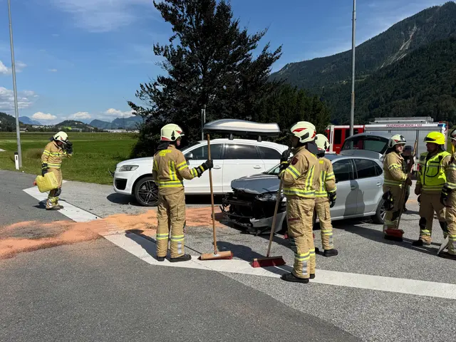 Die Freiwillige Feuerwehr Buch in Tirol stand nach einem Verkehrsunfall am Sonntagnachmittag im Einsatz. | Foto: ZOOM Tirol