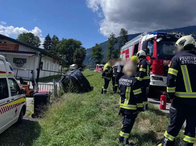 Einer von mehreren Unfällen am Wochenende in Kärnten: Auf der Ossiacher Bundesstraße überschlug sich ein Pkw. | Foto: Feuerwehr Steindorf