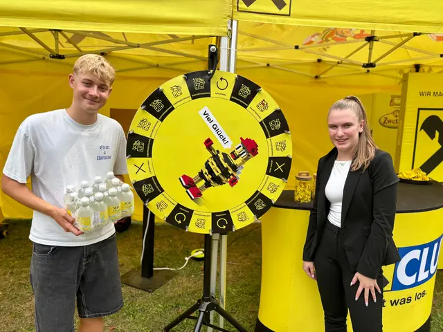 Im "Raiffeisen-Corner" konnten die Florianis eine Erfrischung bei Fabian Roupec und Nina Schmid gewinnen. | Foto: Manuela Danzinger