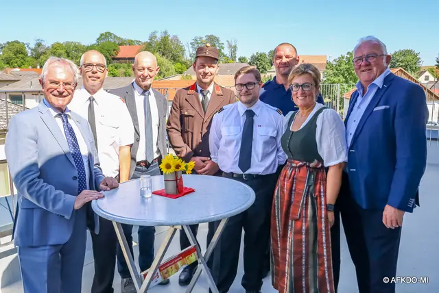 Gemeinsam für die Sicherheit: Zahlreiche Ehrengäste, Gastfeuerwehren und Vertreter aus Politik und Feuerwehrwesen waren beim Festakt in Pellendorf dabei. | Foto: FF Pellendorf