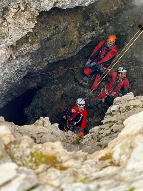 Dunkelheit – Enge - Steinschlaggefahr: Die Bergretter haben ganz speziell herausfordernde Einsatzgebiete. | Foto: Ylvie Marie Krenslehner