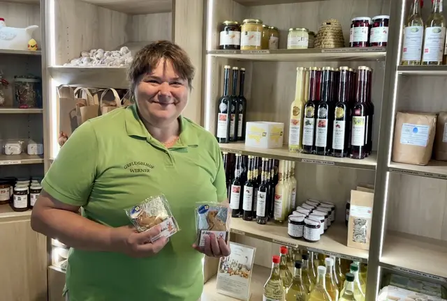 Frau mit Gänsekeksen