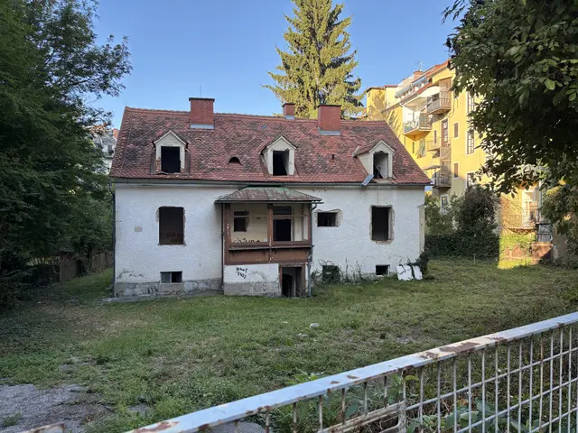 Aktuell steht in der Uhlandgasse noch dieses Haus, mit viel Grün im Umfeld. Die Baulücke ermöglicht eine Durchlüftung und kühlt damit das direkte Umfeld.  | Foto: MeinBezirk/Markus Kropac