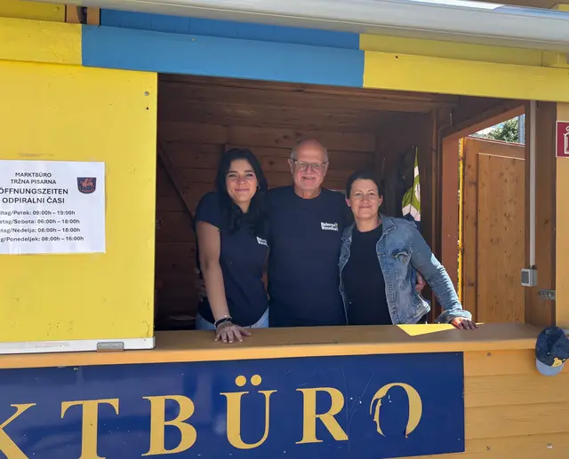 Das gesamte Team der Stadtgemeinde Bleiburg ist in den Wiesenmarkt involviert – am Foto Marktmeister Arthur Ottowitz mit Kolleginnen im Marktbüro, das an den Wiesenmarkttagen die Anlaufstelle direkt am Marktgelände ist. | Foto: MeinBezirk.at