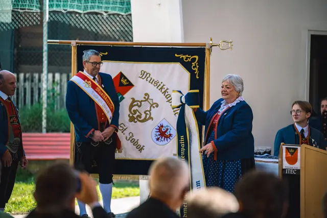 Fahnenpatin Monika Daum ist stolz auf ihr neues "Patenkind". | Foto: Pernsteiner
