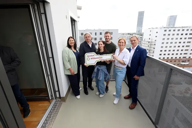 v.l.: Kathrin Gaál, Vorstandsmitglied der Sozialbau AG, Hannes Stangl, Technischer Direktor der Sozialbau AG, zwei neue Bewohner des Stadtquartiers, Wohnbaustadträtin Elke Hanel-Torsch (SPÖ) und Bezirksvorsteher-Stellvertreter Josef Fischer (SPÖ) | Foto: Stadt Wien/Martin Votava