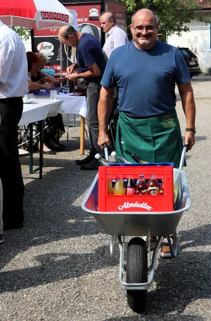 Markus Triendl als ambulanter Kellner | Foto: Gerhard Langmann