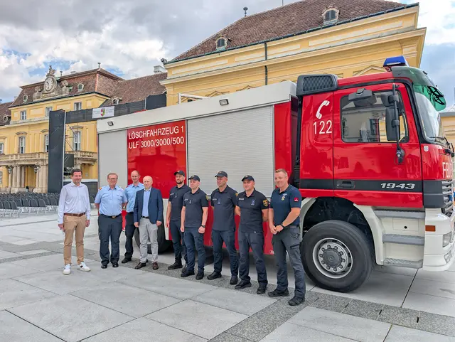 Laxenburgs Bgm. David Berl, Kommandant Wolfgang Steiner (Betriebsfeuerwehr Industriepark Schwechat) und der Ukrainische Botschafter Vasyl Khymynets (4.v.l.) mit den österreichischen und ukrainischen Kameraden. | Foto: Marktgemeinde Laxenburg
