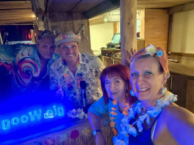 „Boogie, bunte Outfits und jede Menge gute Laune: DJ Klaus sorgte für den passenden Sound – gemeinsam mit Martin Stelzenheim, Christa Schwab und Monika Stelzenheim (v. l.) wurde das Summerfeeling auf der Pielachtanzterrasse perfekt.“ | Foto: Anita Becker