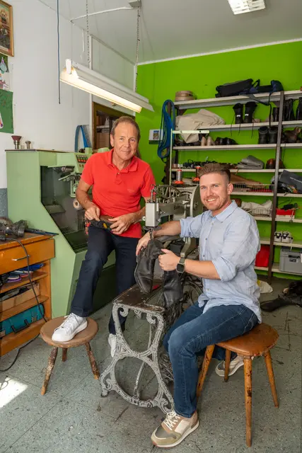 Josef Atteneder mit Schwiegersohn Andreas Klopf in der Werkstatt. | Foto: Daniel Diesenreither