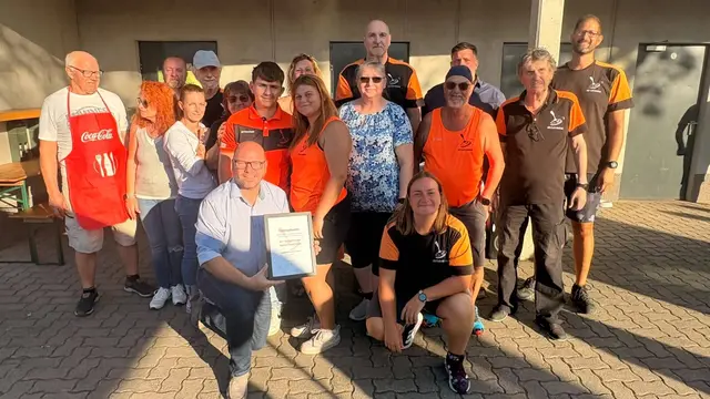 Mitglieder des SSV mit Bürgermeister Markus Mentl-Weigl und seiner Ehrenurkunde. | Foto: Gemeinde