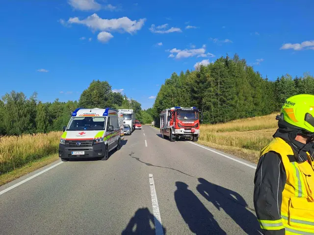 Rettungskräfte an der Unfallstelle | Foto: FF Pfaffenschlag