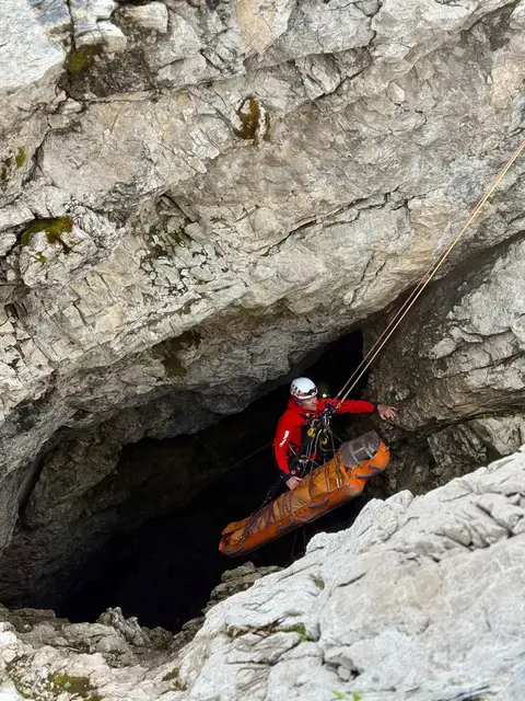 Bei der Übung der Höhlenrettung am Peischelkar musste eine verletzte Person gefunden, versorgt und aus der Höhle geborgen werden. | Foto: Ylvie Marie Krenslehner