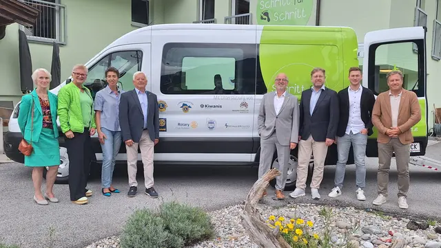 Die Präsidenten und Präsidentinnen der sieben Service-Clubs von Kufstein und Wörgl übergeben den Therapiebus an „Schritt für Schritt“.  | Foto: Rotary Club Kufstein