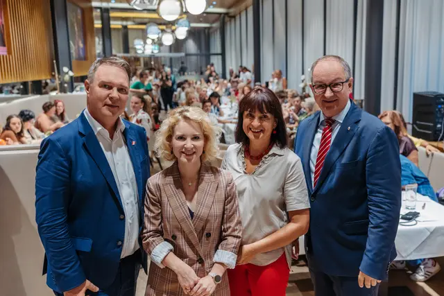 Von links: Vizekanzler Andreas Babler, Ministerin Eva-Maria Holzleitner, Landesfrauenvorsitzende und Landtagsabgeordnete Renate Heitz sowie SPÖ-OÖ-Vorsitzender Landesrat Martin Winkler. | Foto: MecGreenie