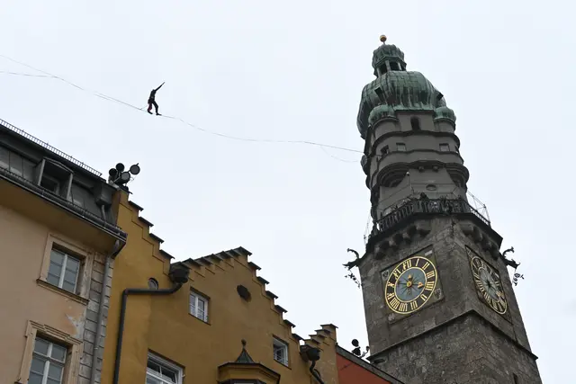 Das Highlight in schwindelnden Höhen: die Tiroler Slackline-Profis der Tiroliners wagten die spektakuläre Überquerung vom Dom bis zum Stadtturm. | Foto: Königer