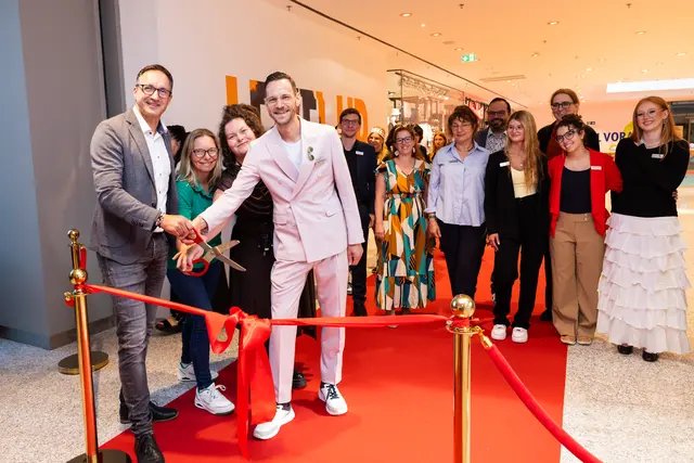 Vor dem Start des Eröffnungstages weihten v.l.: Center-Manager Markus Siedl und die Filialleitungen von Deichmann, New Yorker und Fielmann gemeinsam den modernisierten Bereich im Sillpark ein | Foto: Thomas Steinlechner