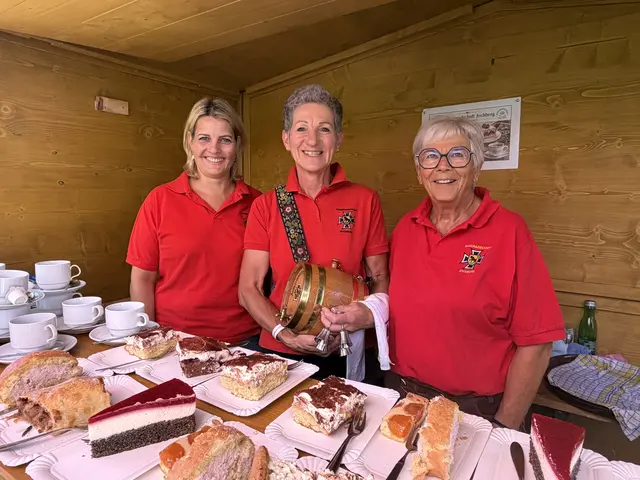 Die Kameradschaft Jochberg versorgte die Besucherinnen und Besucher mit Kuchen, Kaffee und einem Schnapserl. | Foto: Johanna Bamberger