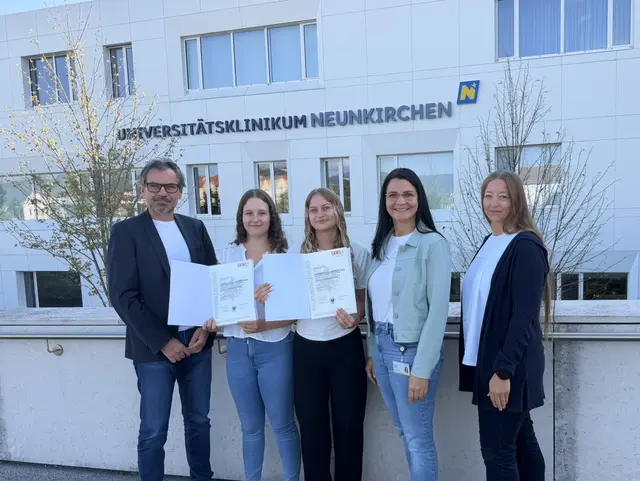 Der kaufmännische Direktor Johann Ungersböck gratulierte den Lehrlingen Leonie Michaeller und Caroline Zwickl. Mit dabei: Die beiden Lehrlingsbeauftragten Claudia Tisch und Daniela
Edlinger. | Foto: UK Neunkirchen