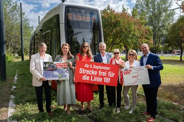 v.l.: Landstraßer Bezirksvorsteher Erich Hohenberger (SPÖ), Neos-Mobilitätssprecherin Selma Arapovic (Neos), Mobilitätsstadträtin Ulli Sima, SPÖ-Klubvorsitzender Josef Taucher, stellvertrende Generaldirektorin der Wiener Stadtwerke Monika Unterholzner, Alexandra Reinagl, Vorsitzende der Geschäftsführung der Wiener Linien und Leopoldstädter Bezirksvorsteher Alexander Nikolai (SPÖ) vor der 18er-Bim.  | Foto: Kaja Sade Jerabek/MeinBezirk
