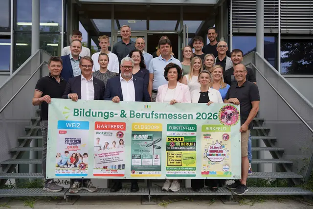 Politische Vertreterinnen und Vertreter, Durchführende sowie Projektpartnerinnen und Projektpartner freuen sich darauf, jungen Menschen mit dem Infoangebot Orientierung bieten zu können.  | Foto: Regionalentwicklung 