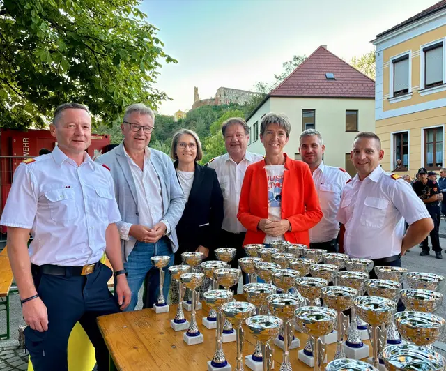 Bei der Siegerehrung waren zahlreiche Ehrengäste dabei, welche von Bürgermeister Falk begrüßt wurden. | Foto: Manuela Danzinger