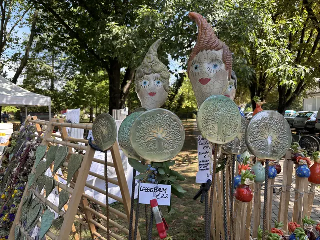 Im schattigen Marenzipark präsentieren die Ausstellerinnen und Aussteller am Sonntag ihre künstlerischen Arbeiten. | Foto: MeinBezirk/W. Fischer