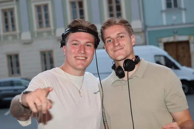 Die coolen Beats liefern die DJs, Pagix und Hendrix.  | Foto: Stadtgemeinde