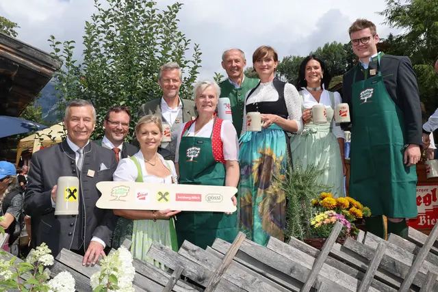 Erich Zauner - Obmann Raiffeisenverband, Rudolf Müllner - Bürgermeister Maria Alm, Eveline Bimminger - Salzburgerland, Josef Schwaiger - Obmann Tourismusverband Hochkönig, Claudia Entleitner - Bezirksbäurin, Leo Bauernberger - Salzburgerland, Astrid Steharnig - Staudinger - Österreich Werbung, Christine Scharfetter - GF Tourismusverband Hochkönig, Maximilian Aigner - Landesrat | Foto: Salzburger Land Tourismus/Franz Neumayr