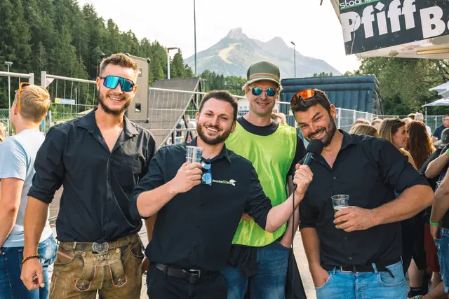 Hinter dem Festl steckten die Stoanbeisser, die selbst über das Stubaital hinaus für ihre waghalsigen Motorcross-Manöver bekannt sind.  | Foto: Pernsteiner