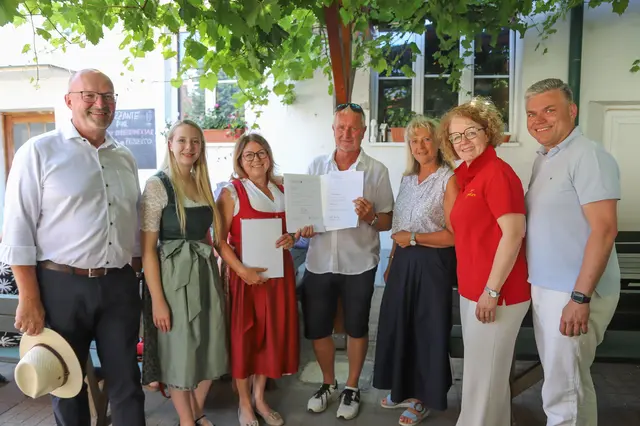 Auszeichnung für 40 Jahre: Bildungs-Landesrätin Christiane Teschl-Hofmeister überreichte Fachlehrer Karl Schäffer das Dekret zur Verleihung des Berufstitels „Oberschulrat“. | Foto:  Karin Zenger