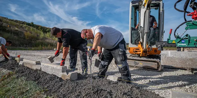 Präzise Bordsteinverlegung: Lüftinger Bau GmbH setzt auf Teamarbeit und modernste Technik für langlebige Außenanlagen. | Foto: Lüftinger Bau GmbH