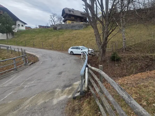 Bei der Schusterbachbrücke entlang der L11 Trebesinger Straße in der Gemeinde Gmünd wurde der linke Brückenflügel samt einbetoniertem Brückengeländer bei einem Unfall mit einem Lkw-Sattelzug stark beschädigt | Foto: Land Kärnten