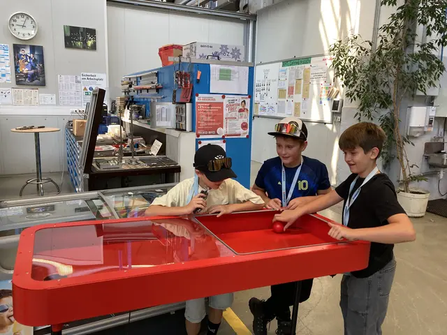 An mehreren interaktiven Stationen in der Lehrwerkstatt konnten die jungen Teilnehmerinnen und Teilnehmer Technik hautnah erleben.  | Foto: AHT