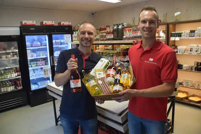Jetzt ab Hof einkaufen: Markus und Dominik Wurzer im Bauernladen in Bodensdorf | Foto: Roland Mayr/MeinBezirk Scheibbs