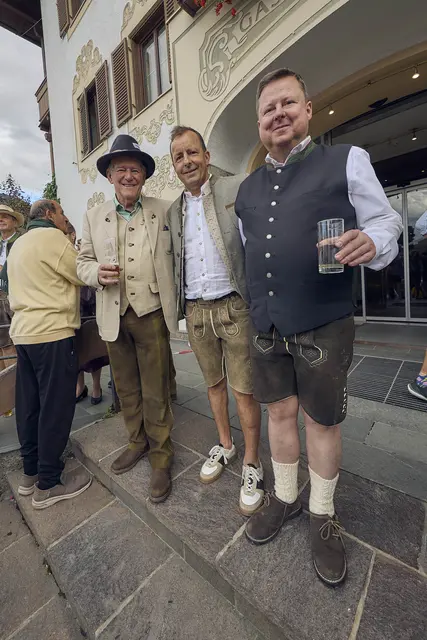 Helmut Fersterer (Obmann TVB), Thomas Weissbacher (GF TVB), und Josef Hasenauer (Gasthof Unterwirt). | Foto: Daniel Roos