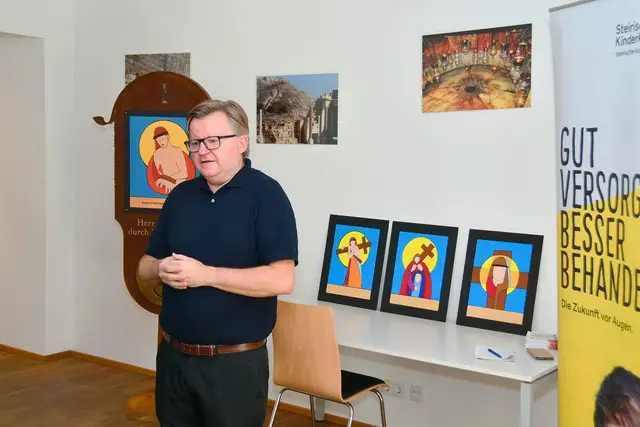 Pfarrer Rudolf Rappel meinte bei der Pressekonferenz, dass jeder Mensch das eine oder andere Kreuz zu tragen hat und es tröstlich ist, wenn man sich in schweren Zeiten auch wirklich anhalten kann.