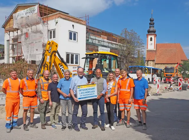 Mission Würflach: Lehrling Jakob Reiterer, Herbert Ibersberger und Patrick Wohlfahrt (Straßenmeisterei Neunkirchen), Manfred Haider (NÖ Straßenbauabteilung Wr. Neustadt), Landtagsabgeordneter Hermann Hauer, Würflachs Vizebürgermeister. Johann Woltron, Landtagsabgeordneter Helmut Fiedler (in Vertretung für Landesvize Udo Landbauer), Julia Krenn (Leiter-Stv. der NÖ Straßenbauabteilung Wr. Neustadt), Christian Holzgethan (Leiter der Straßenmeisterei Neunkirchen), Lehrling Mattheo Wandrasch und Anton Schwarzl (beide Straßenmeisterei Neunkirchen). | Foto: Land NÖ, Mühlbachler