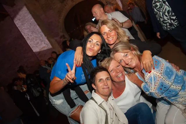Beste Stimmung beim Jubiläumsfest: Gäste genießen den Abend in der Schlossscheune Ranshofen. | Foto: Markus Imann
