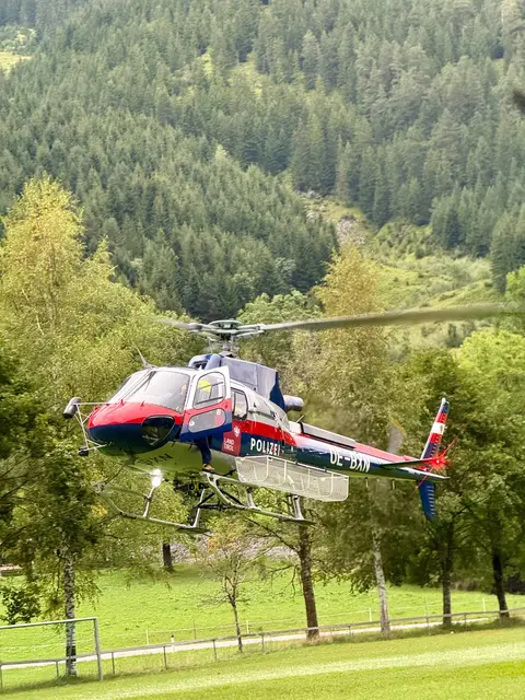 Ein Polizeihubschrauber unterstützte die Übung und brachte die Retter zur Einsatzstelle. | Foto: Ylvie Marie Krenslehner