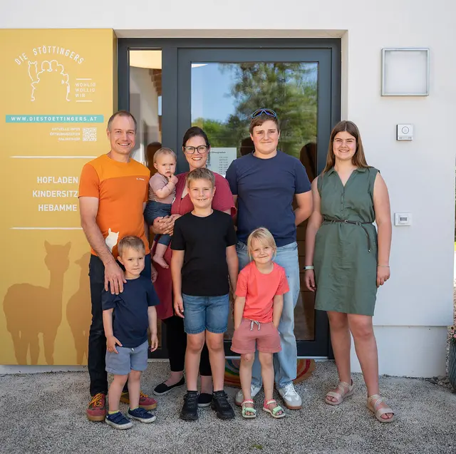 Die Stöttinger: Herz und Seele eines Familienbetriebs in Vorchdorf. Hier treffen persönliche Beratung, hochwertige Kindersitze, Tragehilfen und Alpakaliebe aufeinander – für Lösungen, die perfekt zu deinem Familienalltag passen.
 | Foto: Die Stöttingers GmbH